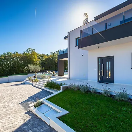 Tonchi 3 Bedroom Private Pool Bbq & Garden Villa *