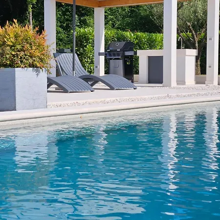 Tonchi 3 Bedroom Private Pool Bbq & Garden Villa *