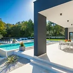 Tonchi 3 Bedroom Private Pool Bbq & Garden Villa *
