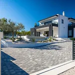 Tonchi 3 Bedroom Private Pool Bbq & Garden Barban