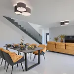 Tonchi 3 Bedroom Private Pool Bbq & Garden Villa