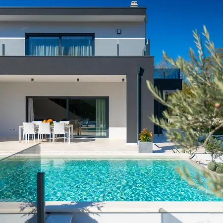 Tonchi 3 Bedroom Private Pool Bbq & Garden
