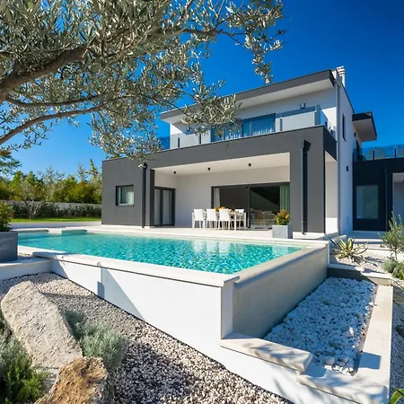 Tonchi 3 Bedroom Private Pool Bbq & Garden Villa