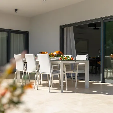 Tonchi 3 Bedroom Private Pool Bbq & Garden Villa *