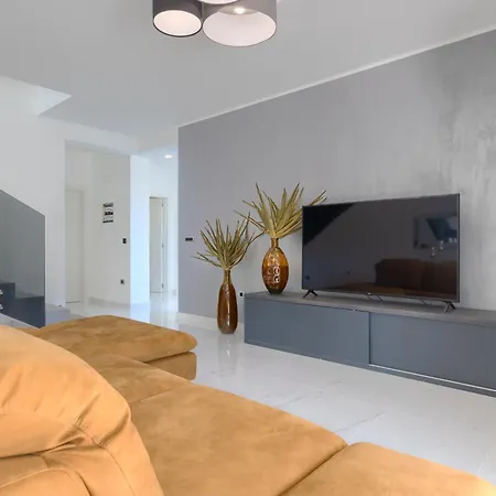 Tonchi 3 Bedroom Private Pool Bbq & Garden فيلة *