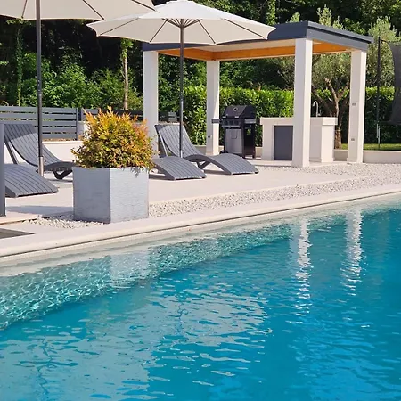 Tonchi 3 Bedroom Private Pool Bbq & Garden Villa *