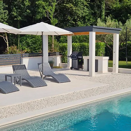 Tonchi 3 Bedroom Private Pool Bbq & Garden فيلة Barban